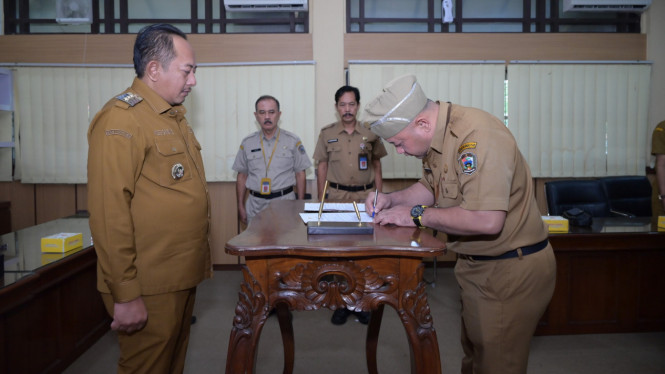 Bupati Karanganyar Rober Christanto saat melantik pejabat baru.