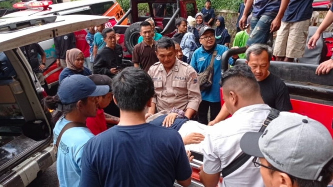 Evakuasi korban kecelakaan jip wisata di jalur Candi Sukuh