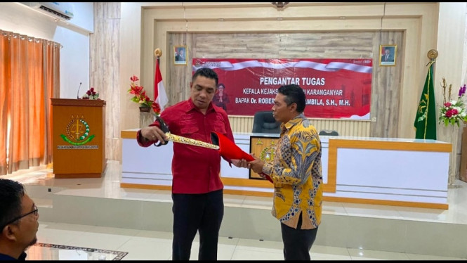 Warga Berjo serahkan keris ke Kejari Karanganyar