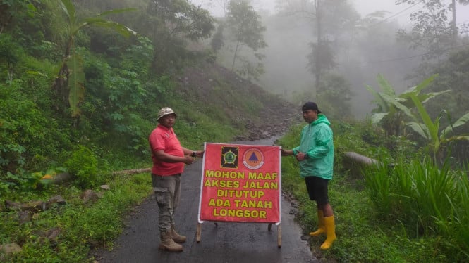 Longsor menutup akses jalan di Girimulyo Kulonprogo