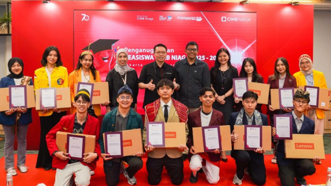 Mahasiswa penerima beasiswa CIMB Niaga