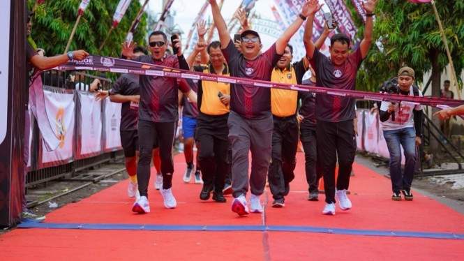 Bupati capai Finis di Tasikmadu Haritage Run 2025
