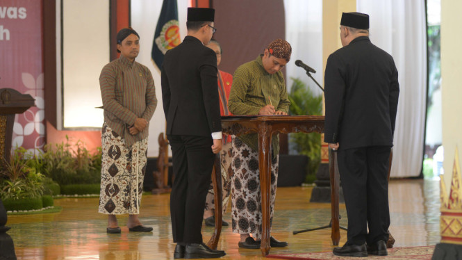 132 Pejabat Administrator dan Pengawas DIY dilantik