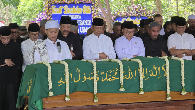 Wiranto sholati Jenazah Istri Tercinta