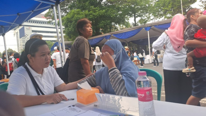 dr Anita Virgiyanti,Sp.KJ (kiri) saat speling di Simpang Lima