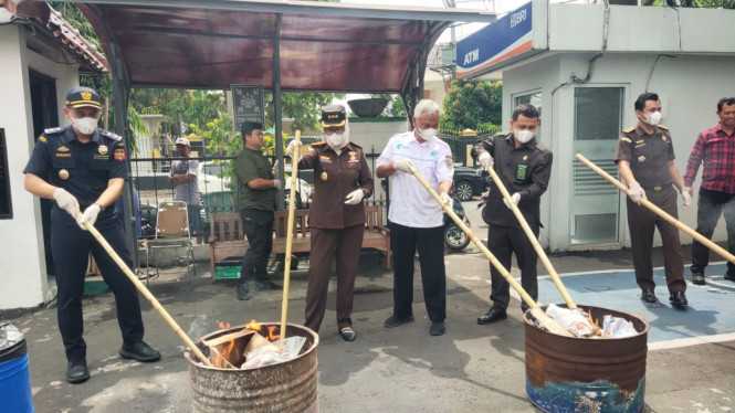 Jutaan rokok ilegal dimusnahkan