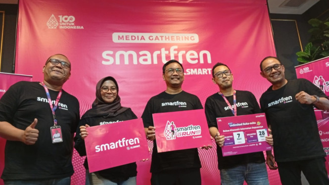 Tim SMARTFREN-XL dalam keterangan pers Fun Run 2025