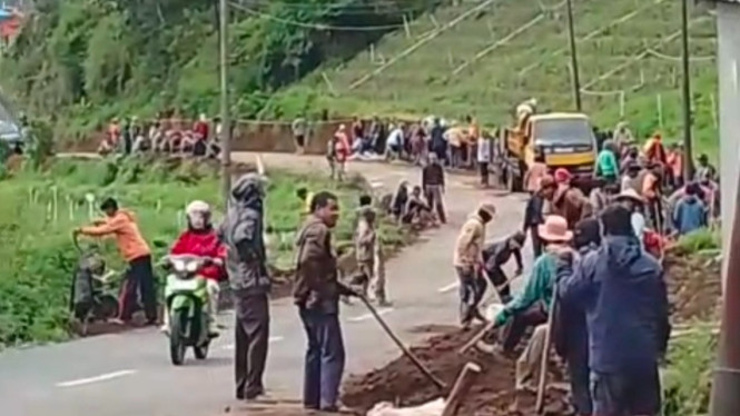 Puluhan Tahun Jalan Rusak Kerja bakti warga Gondosuli