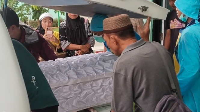 Peti Jenazah Suami Kabag Perekenonian di Masukan ke Mobil Jenazah