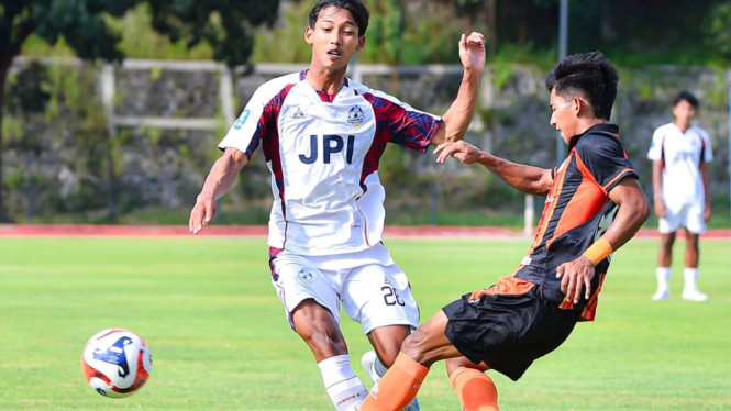 Pemain Persika Berebut Bola dengan Pemain Persibo