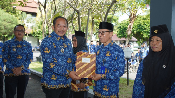 Bupati Rober Serahkan Ribuan SK PPPK