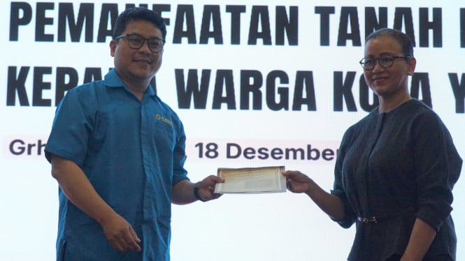 GKR Mangkubumi (kanan) serahkan serat kekancingan