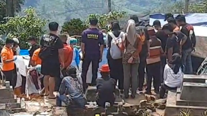 Polisi Ekshumasi Makam Santri di Karanganyar