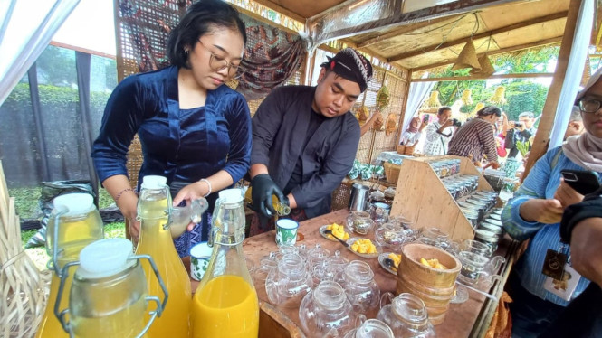 Sajian minuman tradisional di Pasar Medang Prambanan