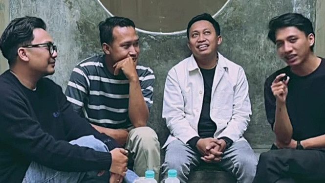 Grup band Jawa "Ngatmombilung"