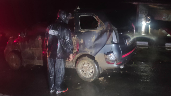 Mobil Xenia Tertimpa Longsor Bukit Mitis Tawangmangu