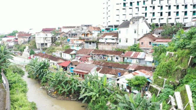 Perumahan di bantar sungai Yogya