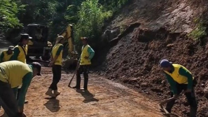 Pembersihan ruas Jalan Tirto–Kalirejo Kulonprogo