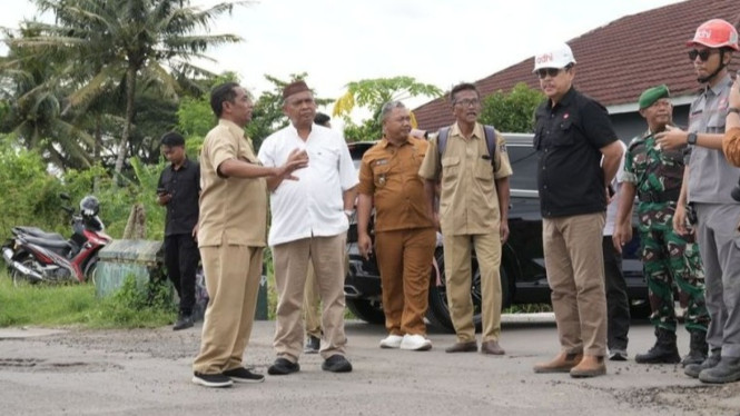 Bupati Sleman meninjau perbaikan jalan di Tempel