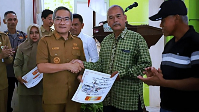 Bupati Bantul, Abdul Halim Muslih menyerahkan bantuan