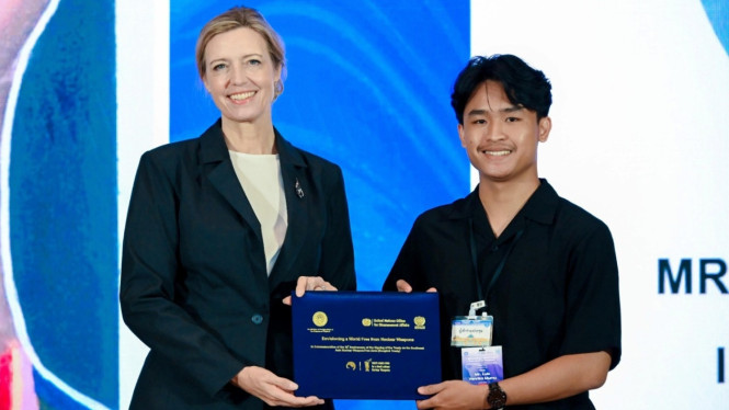 Mahasiswa UGM dalam Arts Competition di Bangkok