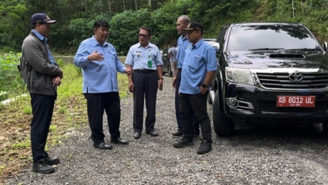 Bupati Kulonprogo tinjau jalan rusak