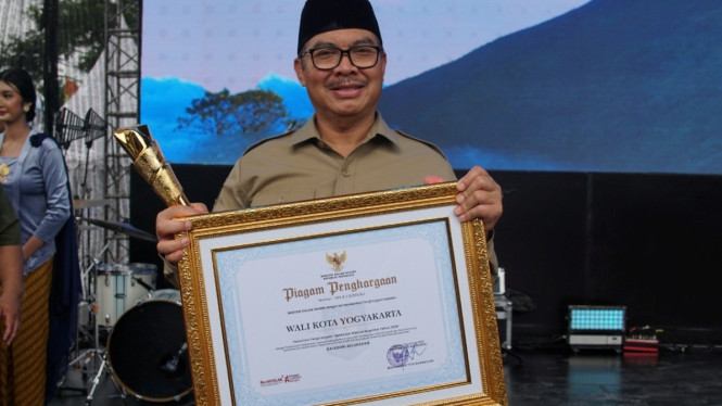 Walikota Yogya dengan Upakarya Wanua Nugraha