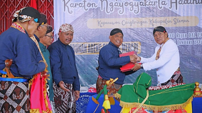 Ubarampe Labuhan Merapi diserahkan