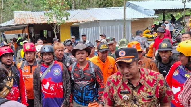Bupati Rober Beri Semangat Tim SAR Cari Pendaki Hilang