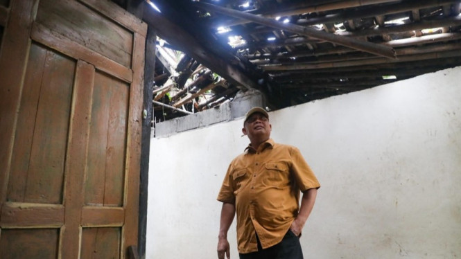 Bupati Sleman berada di salah satu rumah korban angin kencang
