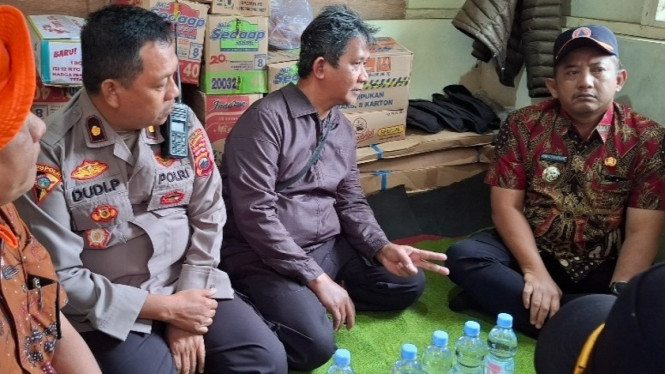 Bupati Rober beri semangat pada keluarga pendaki hilang