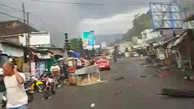 Pasar Karangpandan Porak Poranda Tersapu Puting Beliung