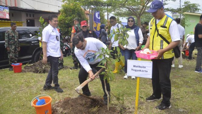 Walikota Yogya tanam pohon bersama Komunitas Peduli Sungai