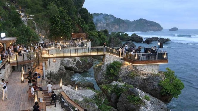 Spot wisata dari On The Rock Pantai Drini
