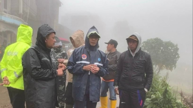 Wabup Batang Suyono (tengah) meninjau lokasi longsor Bawang