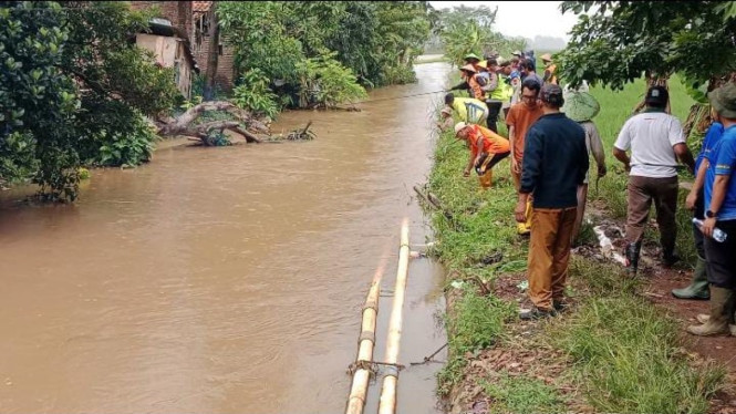 Pasukan GOT Kandeman Gotong Royong Normalisasi Sungai Kalisono