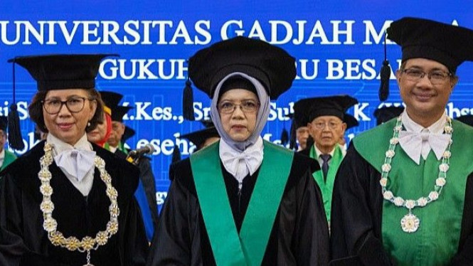 Prof Dr dr Usi Sukorini (tengah)