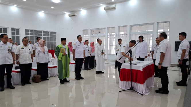 Bupati Karanganyar melantik Kurniadi Maulato sebagai Sekda definitif