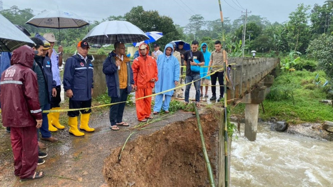 Bupati Batang M Faiz Kurniawan Tinjau Lokasi Longsor