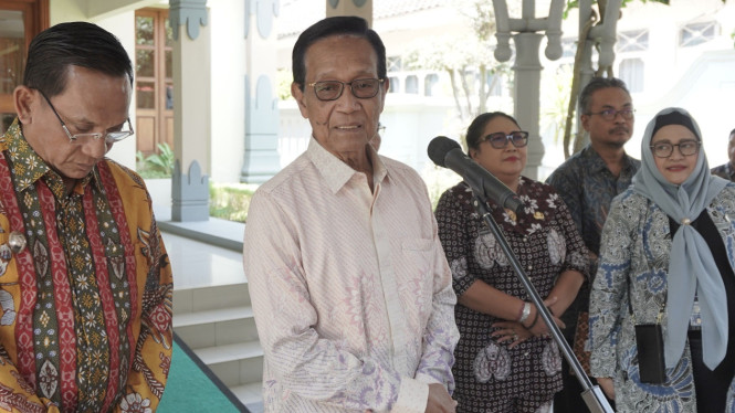 Sri  Sultan HB X berikan keterangan pers