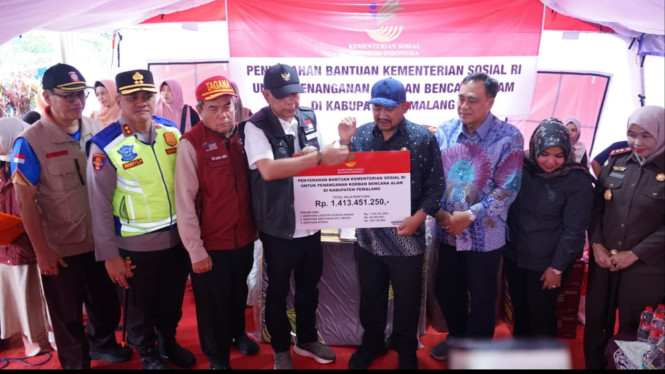 Wamensos Agus Sawung Serahkan Bantuan Korban Banjir Bandang Pemalang