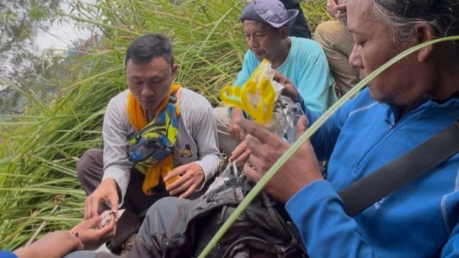 Relawan tengah beristirahan sambil berkoordinasi