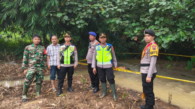 Petugas cek lokasi penemuan mayat perempuan tanpa identitas