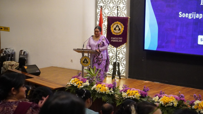 Fara Keey usia menerima ijazah S1 Psikologi SCU Semarang