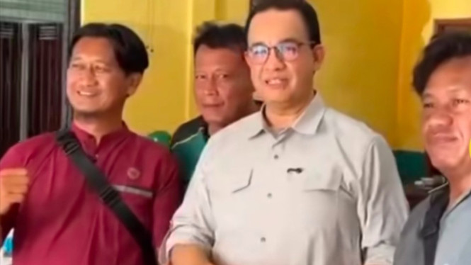 Anies berfoto bersama tiga orang yang disebut anggota Intel Viral