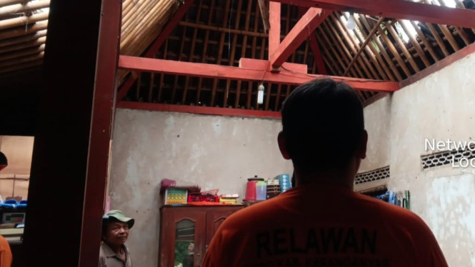 Petugas BPBD tengah mengecek kerusakan rumah akibat gempa
