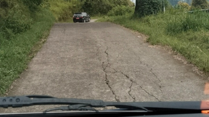 Jalan menanjak sempit dilalui wartawan kesasar saat pulang
