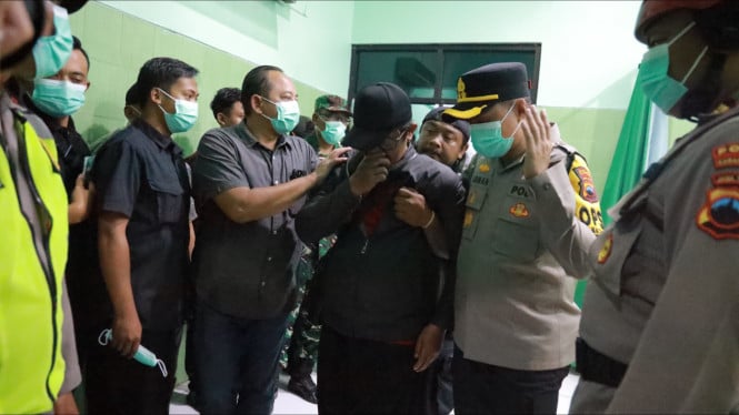 Bupati Rober menguatkan Mulyono ayah pendaki hilang di RSUD