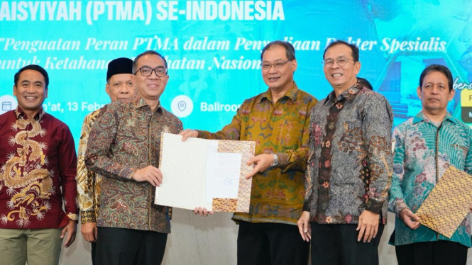Mendiktisaintek serahkan sertifikat pendiriaan PPDS pada Rektor UMY