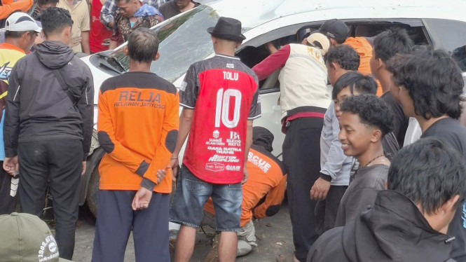 Mobil terjun bebas di kelokan 8 Jatiyoso